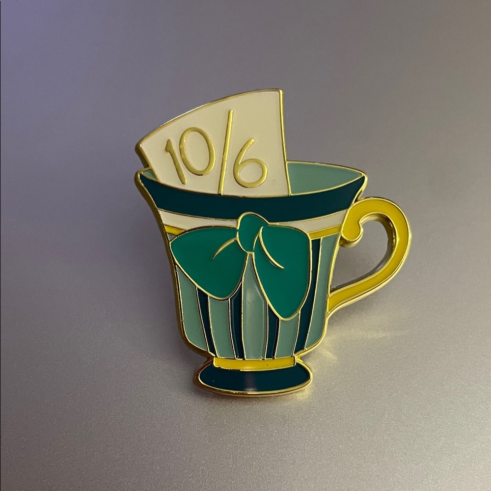 Disney Loungefly Alice in Wonderland Mad Hatter Cup Blind Box Pin